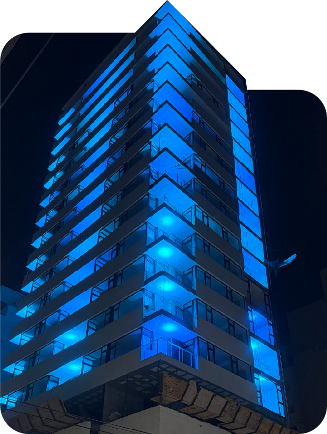 Edificio iluminado en azul